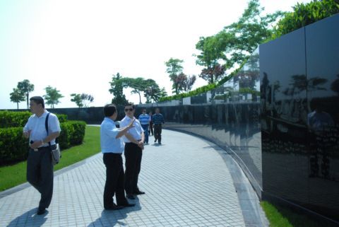 共青團(tuán)湖南省委副書記參觀上海知青廣場(chǎng) 共青團(tuán)湖南省委副書記參觀上海知青廣場(chǎng)