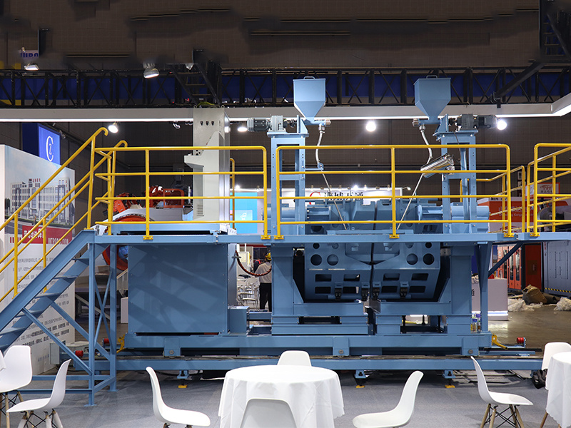 Double-station tilting type automatic casting machine