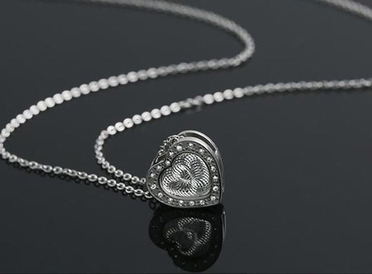 Fashion jewelry and hardware accessories are indispensable accessories in the daily life of modern people