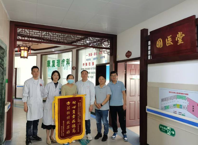 患者受惠贈(zèng)錦旗，醫(yī)共體建設(shè)顯成效