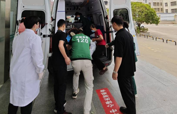 門口突遇車禍，醫(yī)者仁心緊急救援