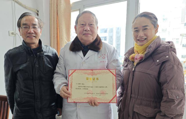 “湖北中醫(yī)大師”丁雪安被評(píng)為孝南區(qū)建區(qū)30周年先進(jìn)模范人物