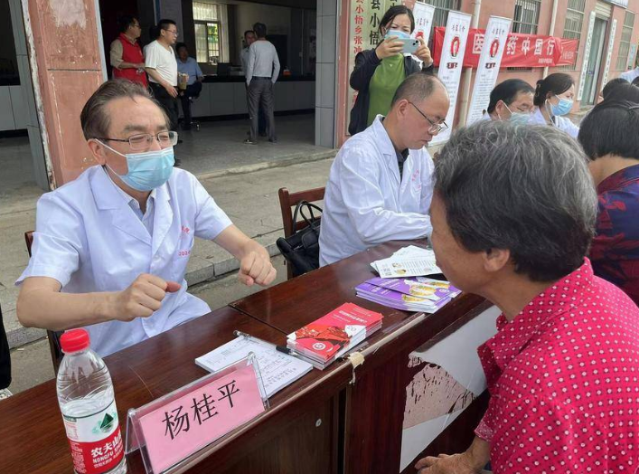 “中醫(yī)中藥荊楚行”，知名中醫(yī)專家團(tuán)隊走進(jìn)大別山舉辦大型義診活動