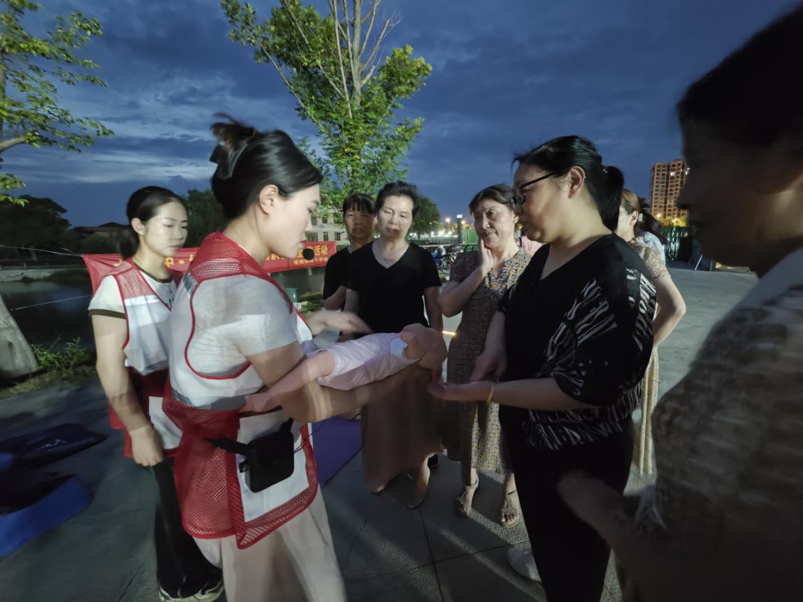澴河邊上“急救夜攤”，市民邊散步邊學(xué)習(xí)如何急救！