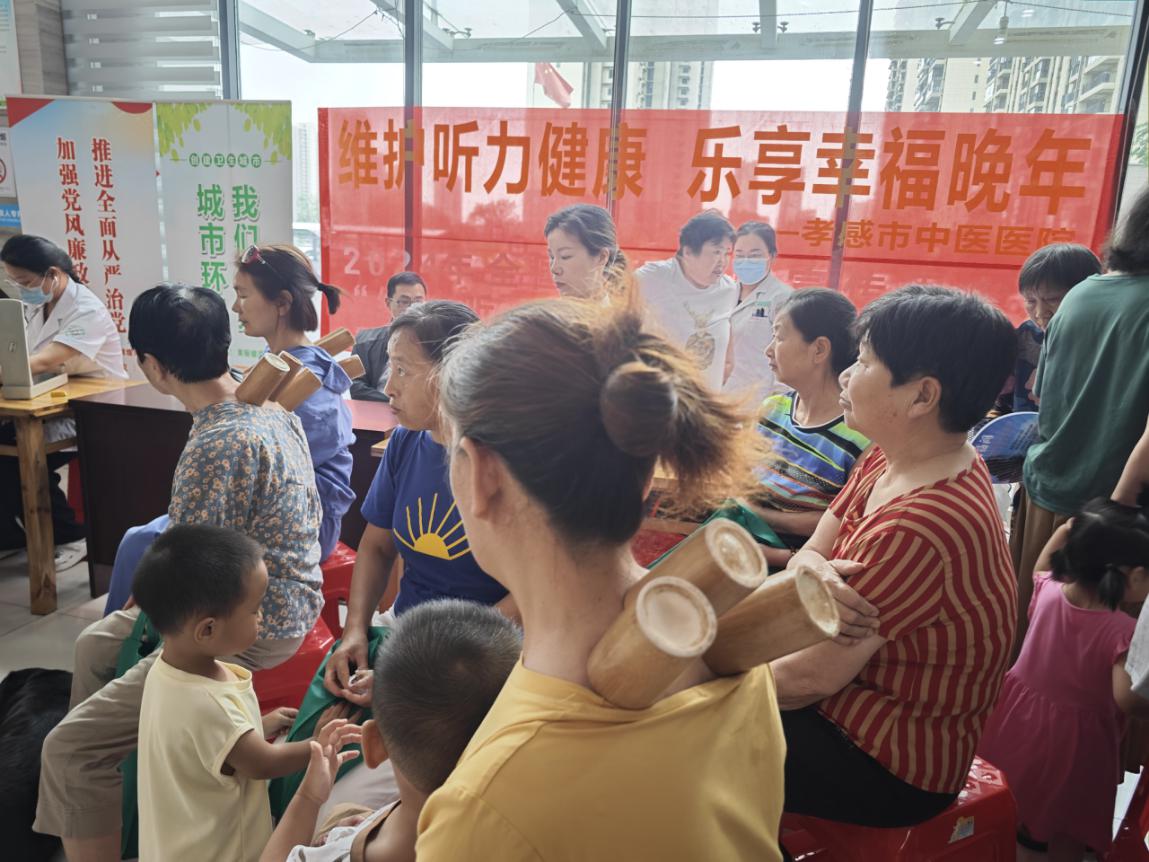 孝感市中醫(yī)院開(kāi)展“老年健康周”科普及義診活動(dòng)