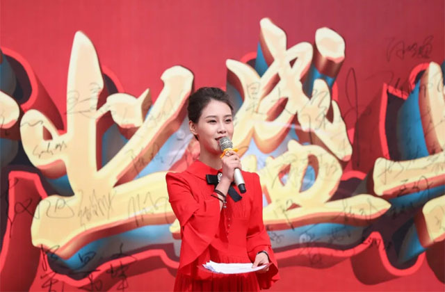 在主持人楊桃的宣布下，開(kāi)業(yè)慶典正式開(kāi)始