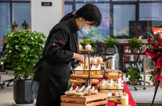 客休區(qū)有糕點(diǎn)師為來(lái)賓們提供了，甜品和飲品