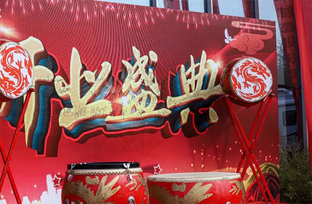 早上9點(diǎn)鐘，嘉賓陸續(xù)到店簽到