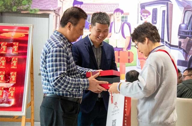 不僅有甜點(diǎn)我們還為到店的客戶(hù)均送有精美禮品