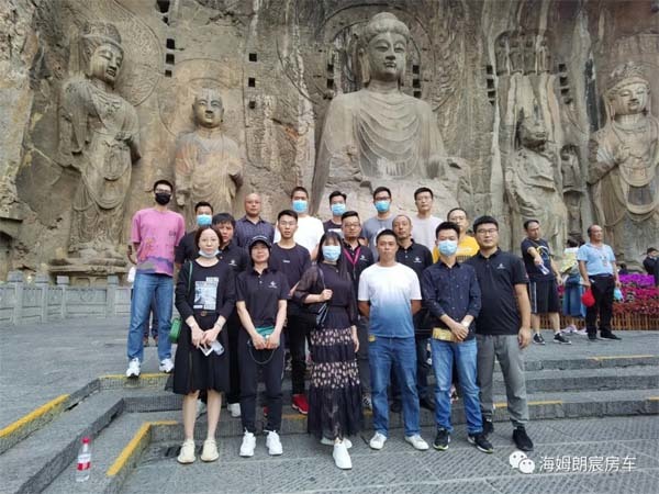 洛德蒙特S60國(guó)六版試乘試駕  德國(guó)非常棒的設(shè)計(jì)團(tuán)隊(duì)親自為中國(guó)市場(chǎng)研發(fā)打造，獲得多項(xiàng)專利設(shè)計(jì)的洛德蒙特S60國(guó)六版的新品試駕，讓各位經(jīng)銷(xiāo)商對(duì)這款產(chǎn)品定位有了深層次的認(rèn)識(shí)，它的價(jià)值，不只是外觀造型的優(yōu)雅流線，全車(chē)進(jìn)口原材料（CKD）組裝，更體現(xiàn)在了它能夠時(shí)刻為駕乘者創(chuàng)造富有樂(lè)趣的駕駛體驗(yàn)，寬適的大空間、歐系風(fēng)格的高品質(zhì)內(nèi)飾、澎湃的動(dòng)力、安全輕量化的性能等，這些優(yōu)勢(shì)都能與客戶的高端需求相契合，給客戶帶來(lái)移動(dòng)出行新感受！