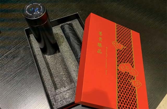 不僅有甜點(diǎn)我們還為到店的客戶(hù)均送有精美禮品