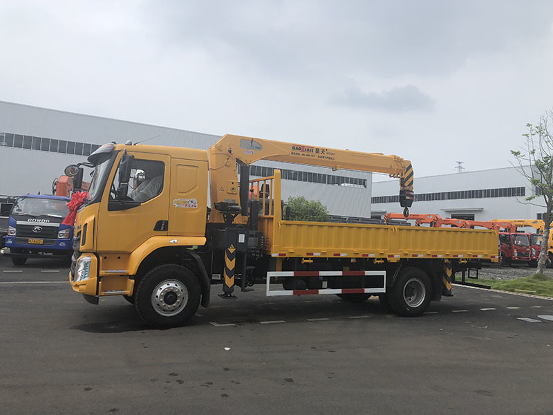 Haotian 8 tons four-section arm truck crane