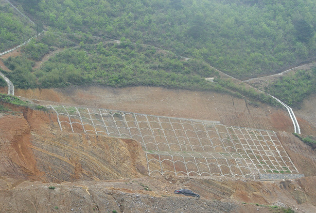 都匀垃圾场场道滑坡桩锚支护设计、治理