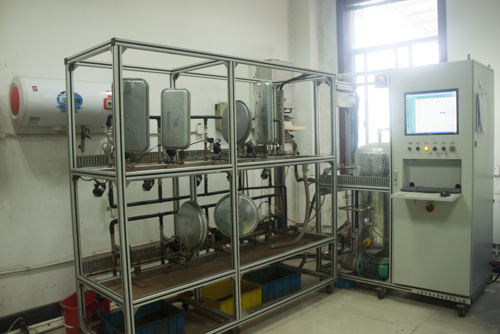 Water tank life test bench