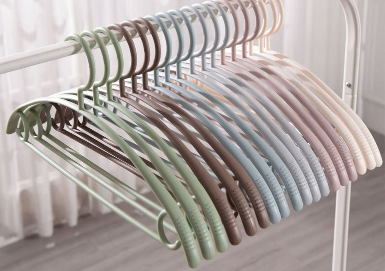 What are the advantages of plastic hangers compared with other materials