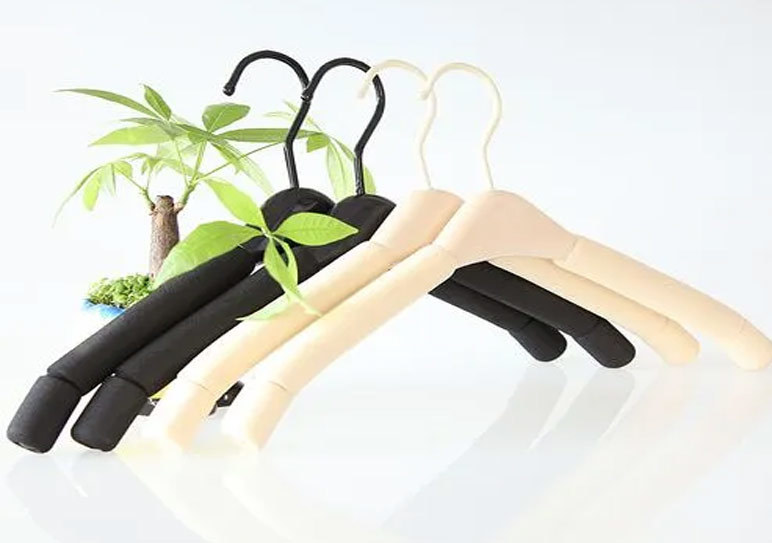 What are the advantages of plastic hangers compared to wooden hangers?