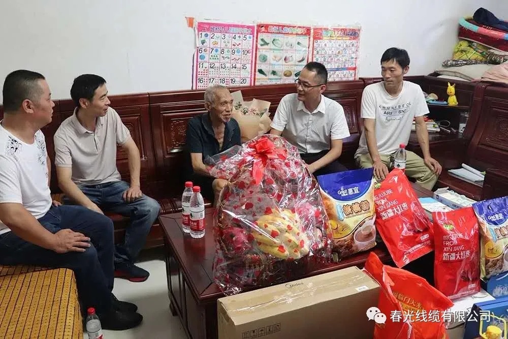 向老兵捐贈(zèng)物資