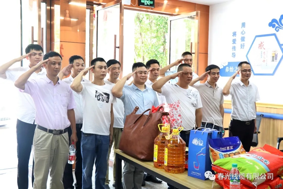 向老兵捐贈(zèng)物資
