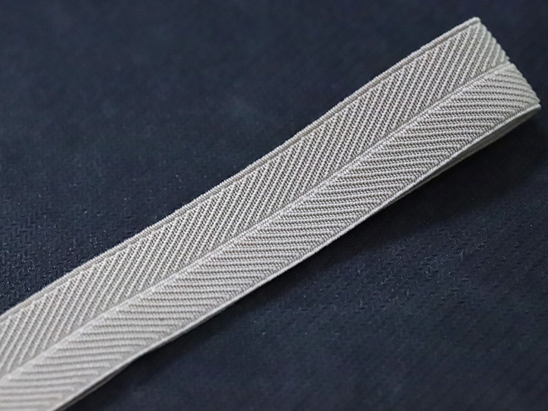 Striped stretch edging strip