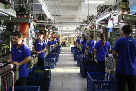 To ensure supply capacity, the company has established a production base in Shishi, the clothing capital of China.