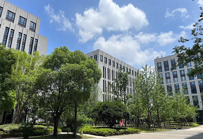 Demark VC001-E bin compactor firstly entered the high-end business park and became the "white-collar elite" in the park for maintaining sanitary environment.