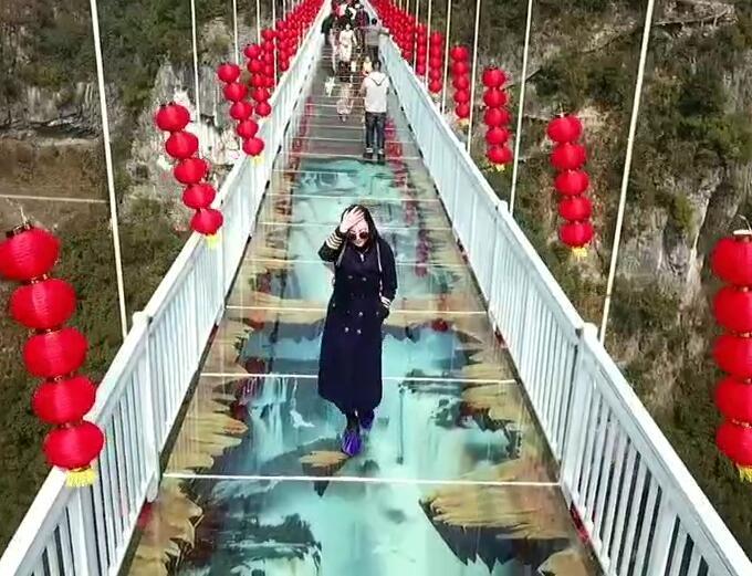 全国首座峡谷9D玻璃悬索桥 石门河地心谷玻璃桥2018-1-16开始营业