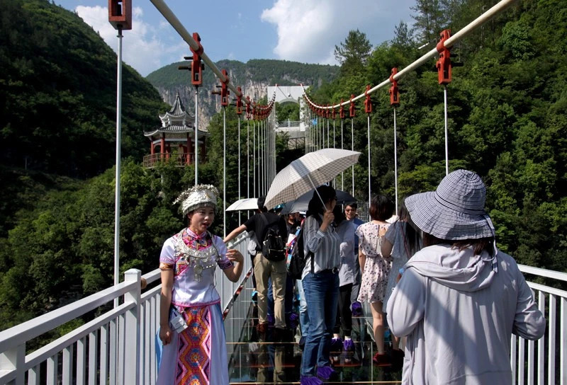 州旅委集结业内精英走进人类起源地——石门河地心谷