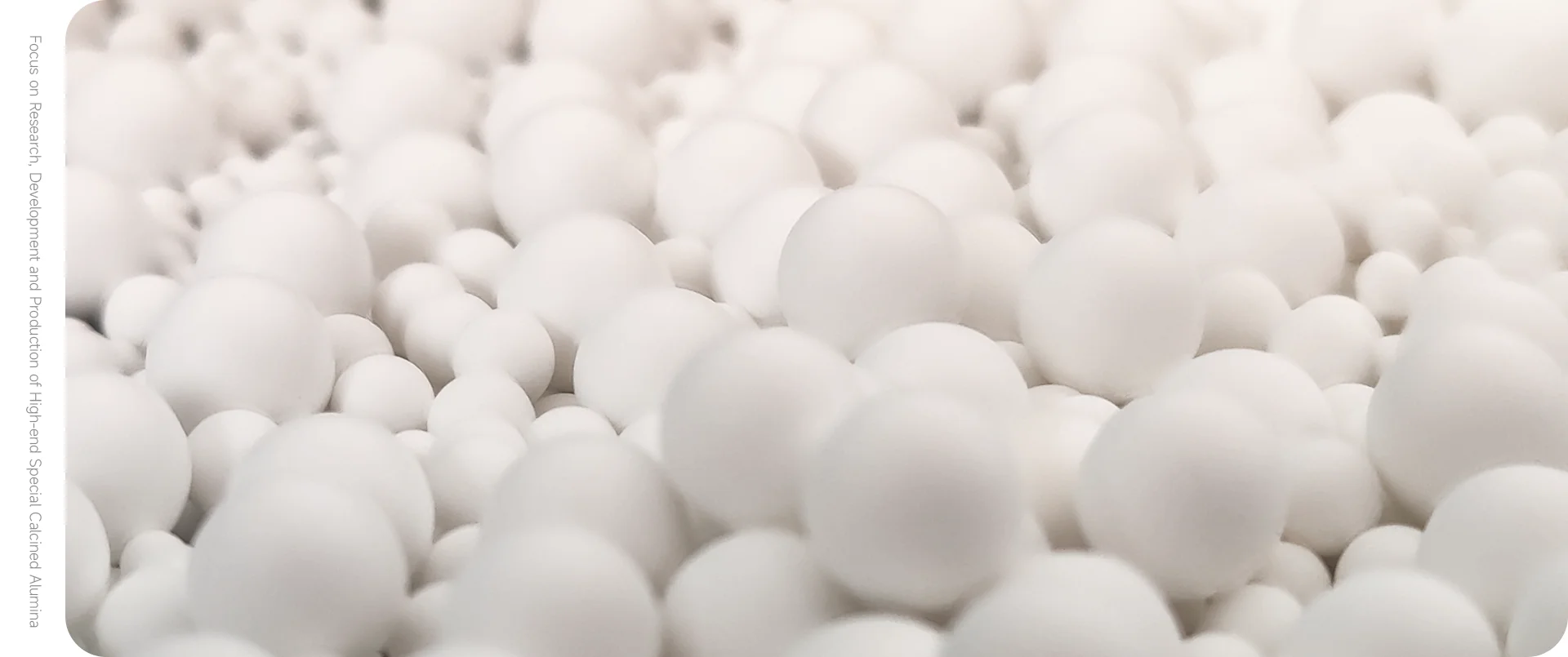 Microcrystalline wear-resistant alumina pebbles