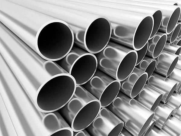 What is the difference between carbon steel and stainless steel