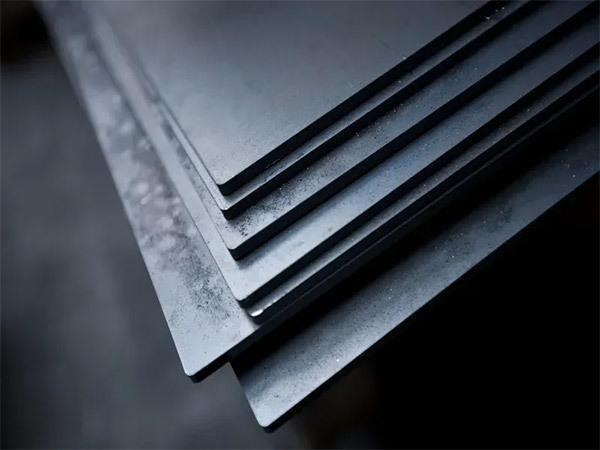 What is the material of carbon steel plate and what are its advantages and disadvantages