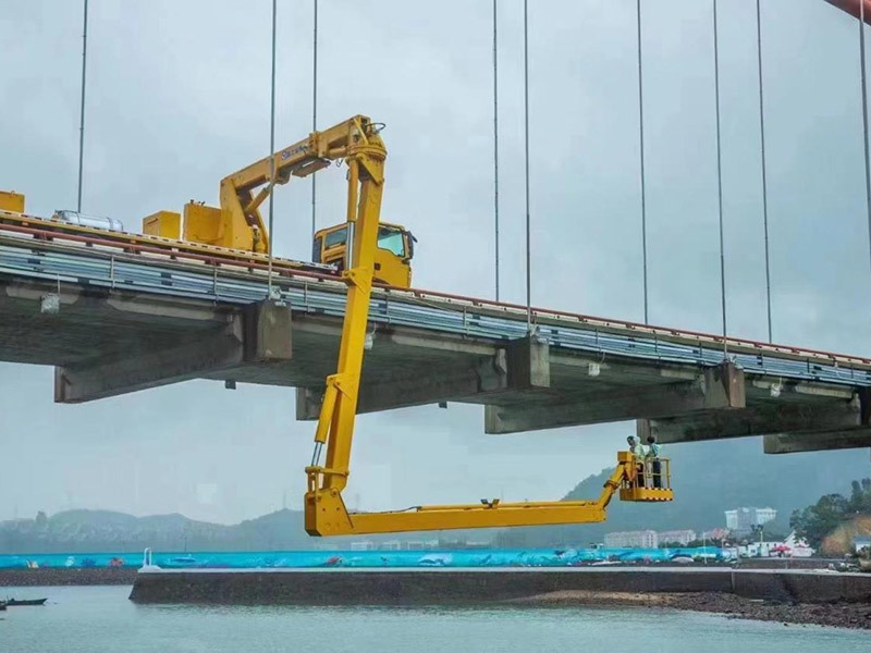 湖北荊州長江公路大橋防腐噴涂翻新