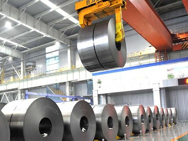 What is the difference between carbon steel and stainless steel