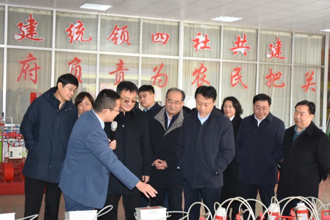 山東省供銷社黨組書記、理事會主任張傳忠一行來安丘市就深化供銷社綜合改革工作情況進(jìn)行調(diào)研。