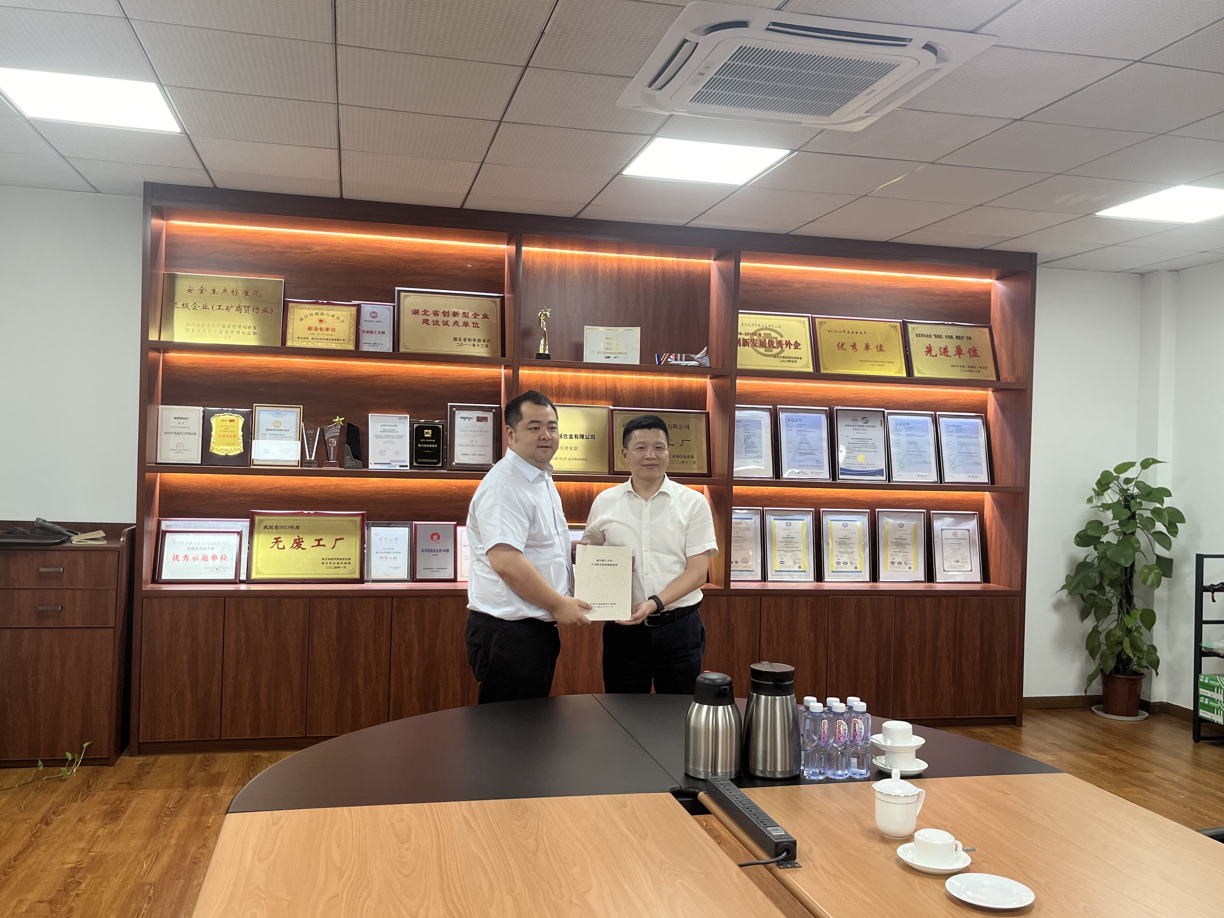 The signing ceremony of Wuhan Panzhou Sino-Vietnamese Alloy Co., Ltd. - Wuhan University of Technology Talent Joint Training Base was held in Panzhou Sino-Vietnam