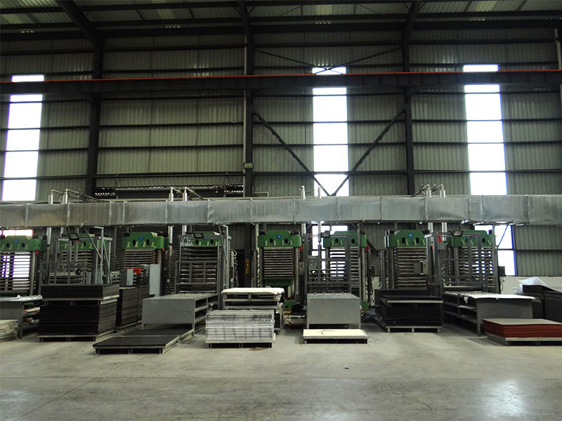 Ligne de production de composites par pressage à chaud Ligne de production de composites par pressage à chaud