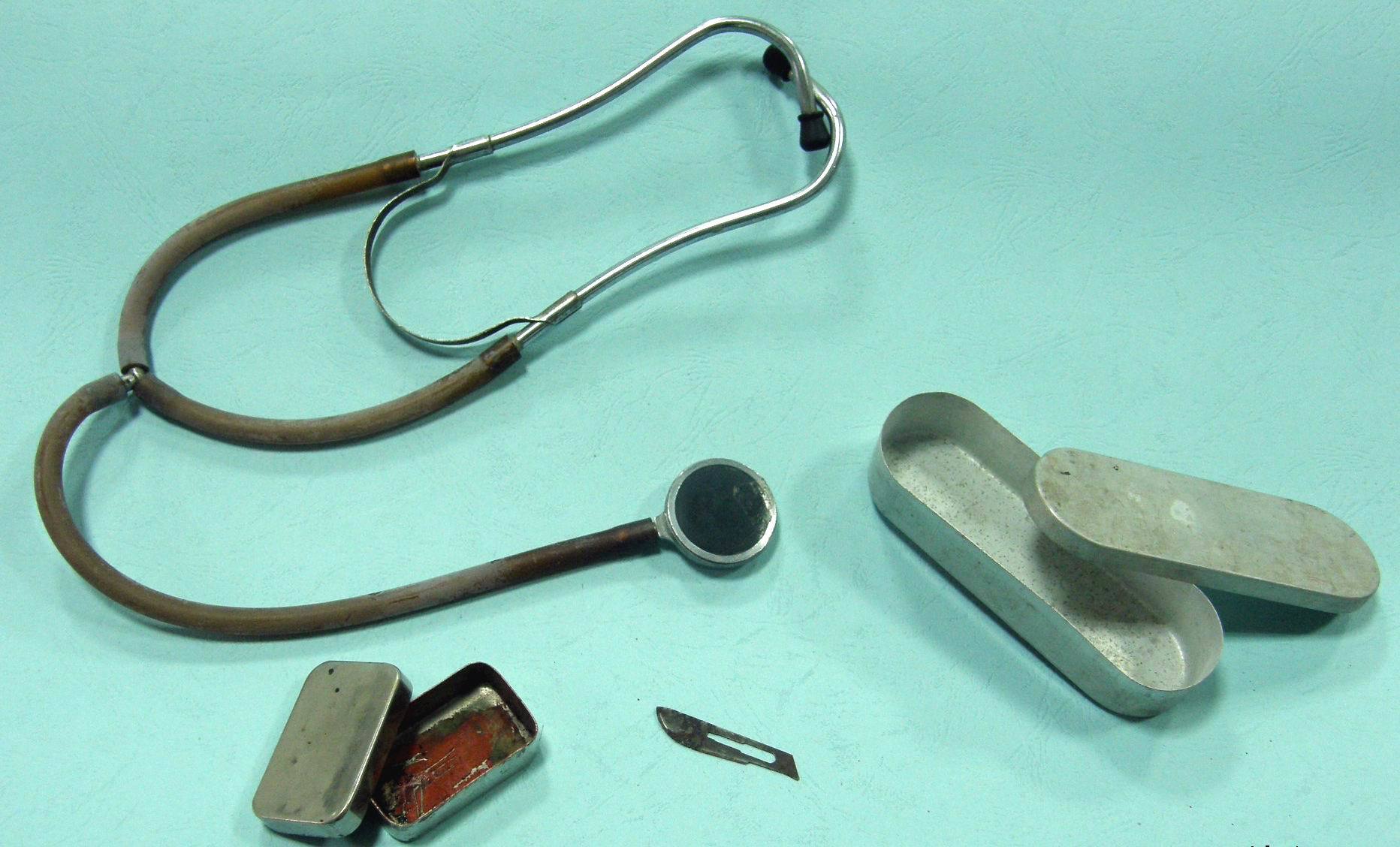 抗战时期新四军医务人员刁云用的医疗器械（手术刀、听诊器、针盒、针头盒）