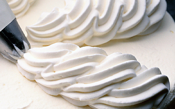 Cream maker-lets you easily make delicious desserts