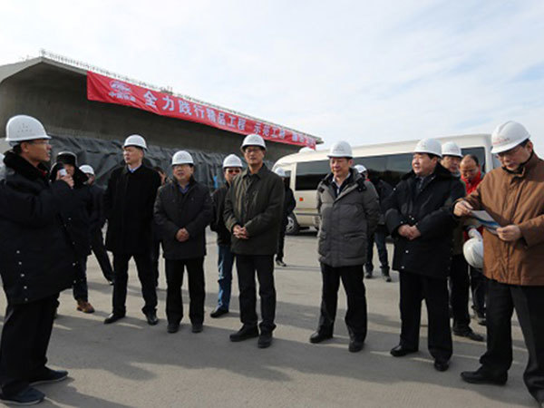中国铁路总公司副总经理卢春房到京沈客专项目视察工作