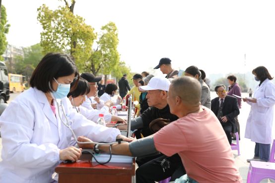 沅陵县人民医院开展世界卫生日义诊宣传活动