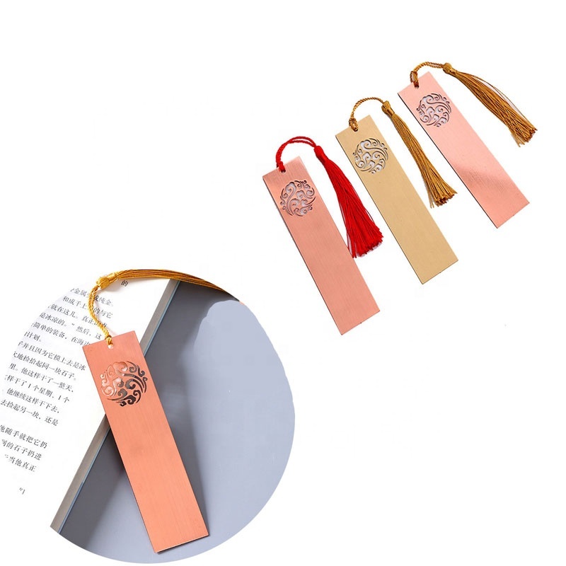 Hadiah suvenir Logo ukiran logam berongga pelat lampu kuningan rumbai liontin Bookmark