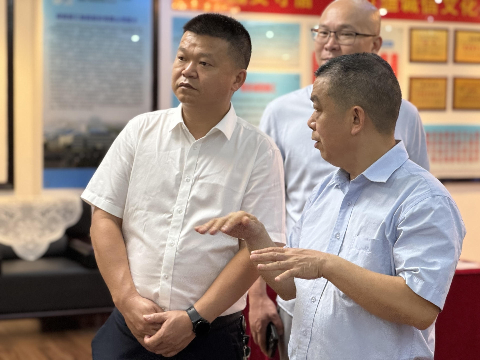 邵陽縣副縣長曾朝陽到新匯制藥調(diào)研中藥材產(chǎn)業(yè)