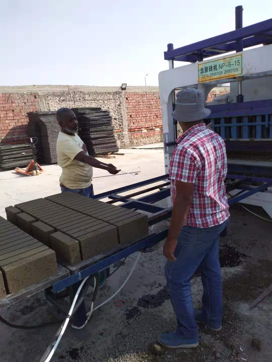 العملاء خارج موقع الطوب