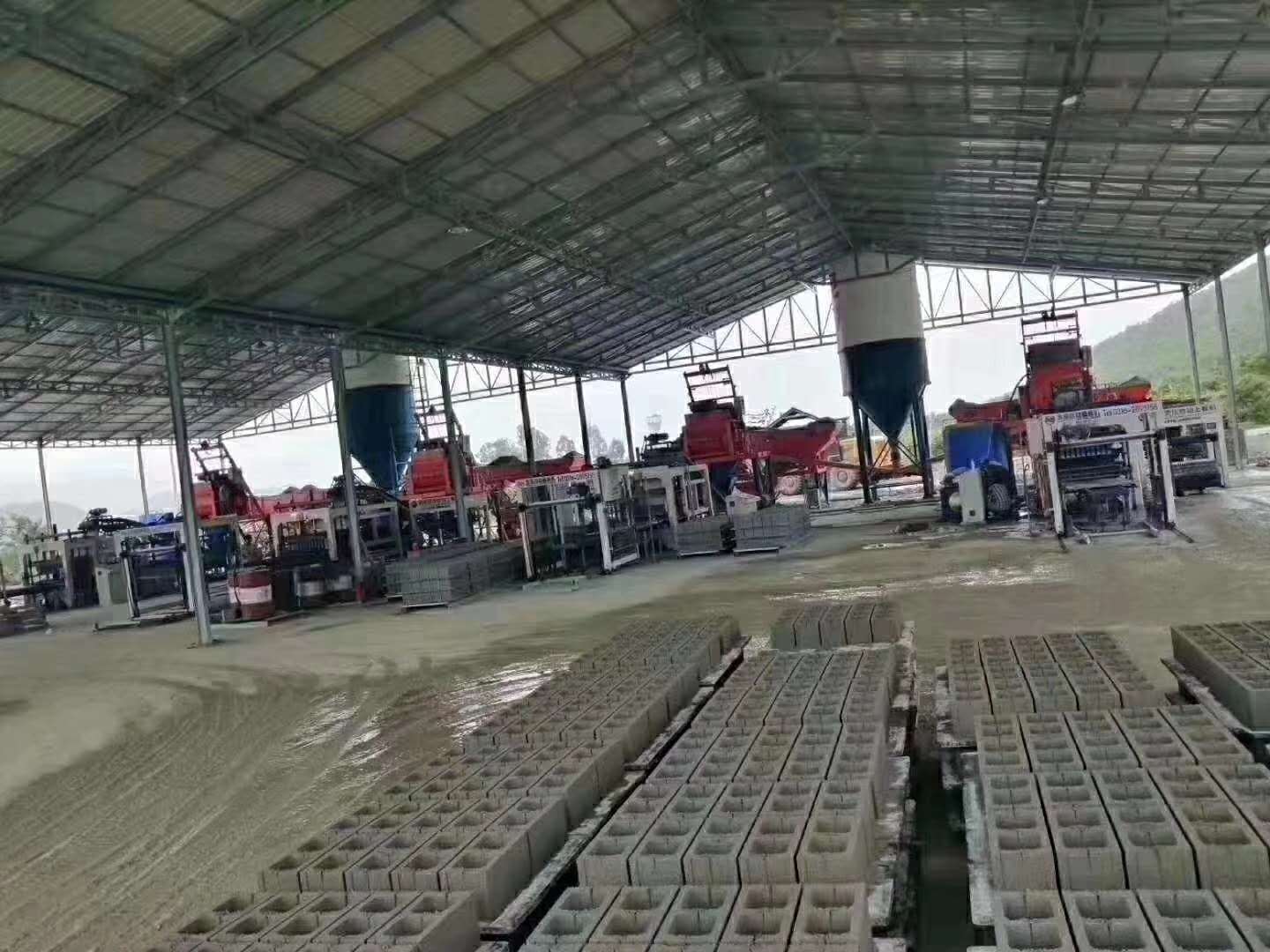العملاء خارج موقع الطوب