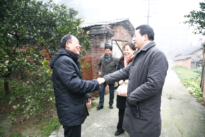 厂长兰金堂、党委书记徐萍和领导班子成员就从总部赶到基地给坚守工作岗位的职工拜年