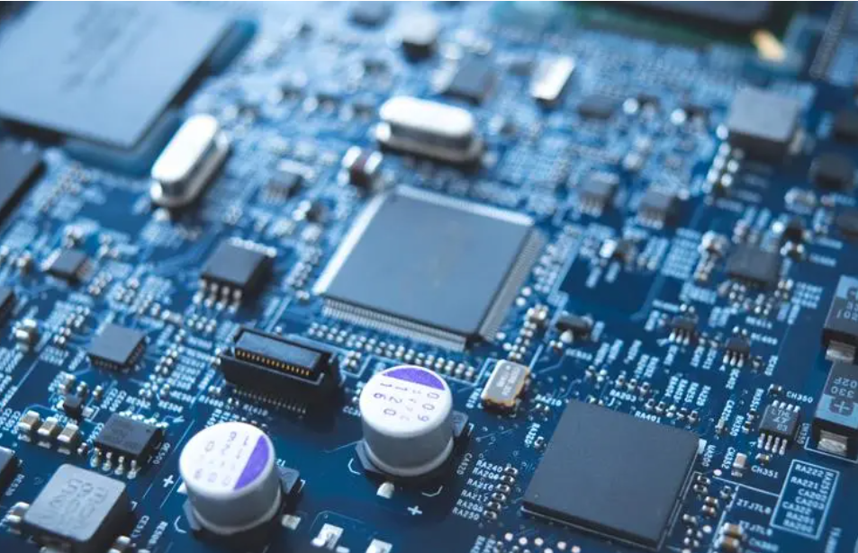 What are the performance differences between elemental and compound semiconductors?
