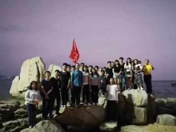 公司组织初来深圳的重庆储干同学们一起海边徒步，为青春喝彩，为奋斗加油！