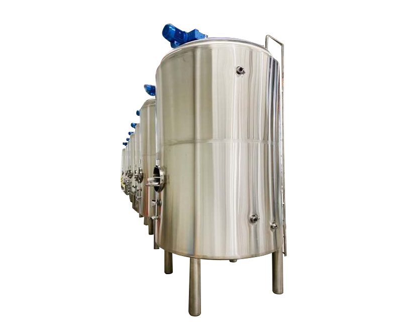 Réservoir de mélange revêtu d'isolation 7500L. Réservoir de mélange revêtu d'isolation 7500L.