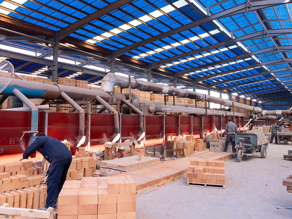 What problems should be paid attention to when building refractory bricks?