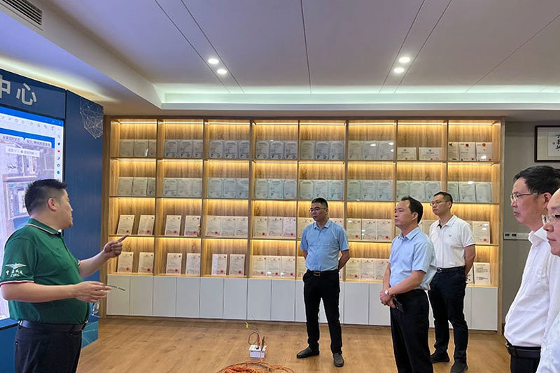 大連理工大學(xué)江蘇研究院院長賈永濤、原常州市科技局生產(chǎn)力促進(jìn)中心主任朱一兵、江蘇智帆信息科技有限公司董事長蘇文等一行考察天一股份