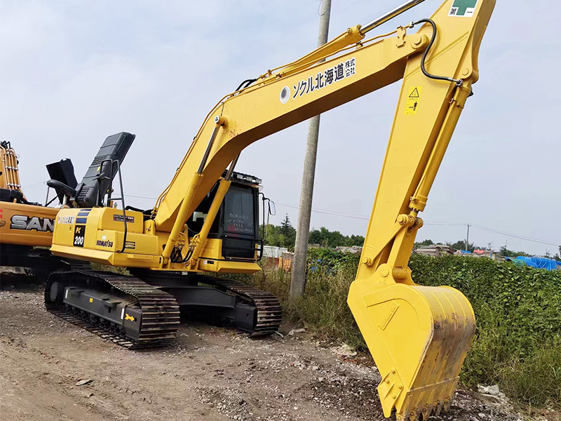Komatsu PC200